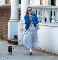 Cressida Bonas spaceruje z psem