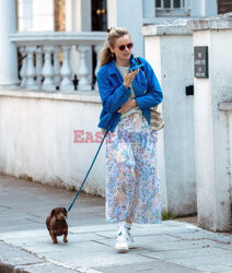 Cressida Bonas spaceruje z psem
