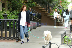 Sofia Coppola spaceruje z psem
