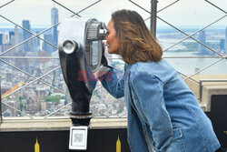 Chrissy Teigen na na Empire State Building
