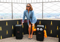 Chrissy Teigen na na Empire State Building