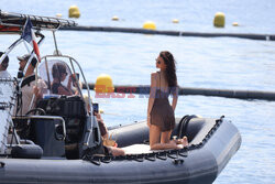 Bella Hadid na pontonie w Eden Roc