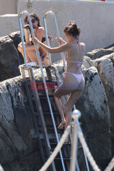 Bella Hadid na pontonie w Eden Roc