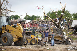 Zniszczenia po przejściu tornada w Iowa