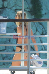 Anja Rubik na basenie w hotelu Cap Eden Roc