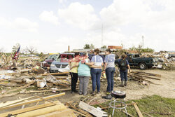 Zniszczenia po przejściu tornada w Iowa