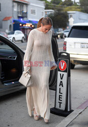 Elegancka Jennifer Lopez wysiada z auta