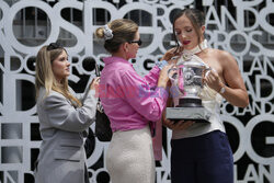 Iga Świątek pozuje z Pucharem Rolanda Garrosa