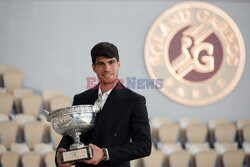 Carlos Alcaraz pozuje z Pucharem Rolanda Garros