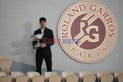 Carlos Alcaraz pozuje z Pucharem Rolanda Garros