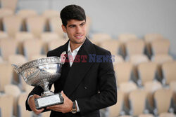 Carlos Alcaraz pozuje z Pucharem Rolanda Garros