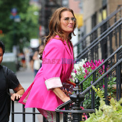 Brooke Shields przed apartamentem