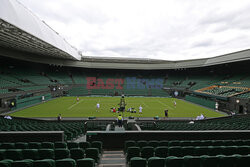 Iga Świątek trenuje na kortach Wimbledonu