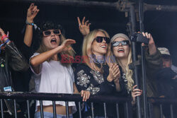 Anya Taylor-Joy i Cara Delevingne  na festiwalu Glastonbury