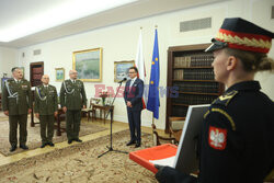 Flagi RP dla ultramaratończyka i pułku im. Zygmunta Szendzielarza