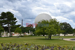 Znicz olimpijski zaplonie w ogradach Tuileries w Paryzu