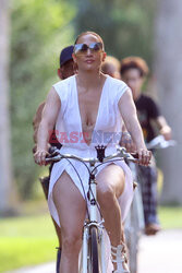 Jennifer Lopez z synem na rowerach