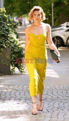 Julia Kamińska w żółtej sukience