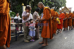 Dzień Asanha Bucha w świątyni Golden Mount w Bangkoku