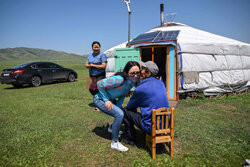 Młodzi Mongołowie na granicy wieś-miasto - AFP