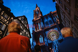 Iluminacja na fasadzie katedry w Strasbourgu