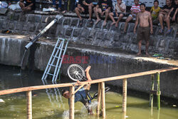 Zawody w balansowaniu na rowerze po desce na rzece w Indonezji