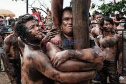 Tradycyjna gra Panjat Pinang w Indonezji