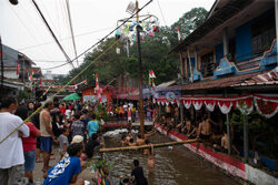 Tradycyjna gra Panjat Pinang w Indonezji