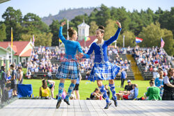 Król Karol III z małżonką na Highlands Games w Braemar