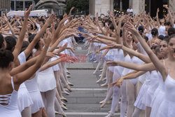 Tradycyjny taniec z Roberto Bolle w Mediolanie