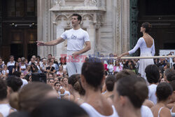 Tradycyjny taniec z Roberto Bolle w Mediolanie