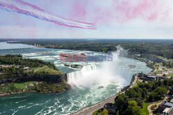 Red Arrows nad wodospadem Niagara