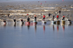 Paddleboardziści łapią fale Mascaret