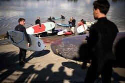 Paddleboardziści łapią fale Mascaret