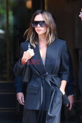 Victoria Beckham wychodzi z hotelu Parisian