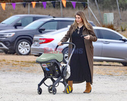 Frances Bean Cobain z rodziną kupują dynie