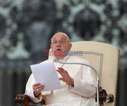 Papież Franciszek podczas audiencji generalnej na placu św. Piotra