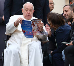 Papież Franciszek podczas audiencji generalnej na placu św. Piotra