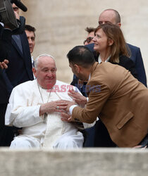 Papież Franciszek podczas audiencji generalnej na placu św. Piotra