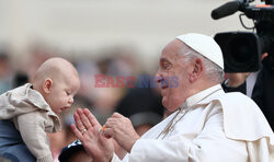 Papież Franciszek podczas audiencji generalnej na placu św. Piotra