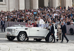 Papież Franciszek podczas audiencji generalnej na placu św. Piotra