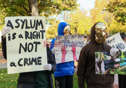 Azyl, prawo, konstytucja! - protest przed KPRM