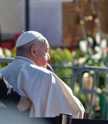 Papież Franciszek przewodniczy mszy za wszystkich wiernych zmarłych