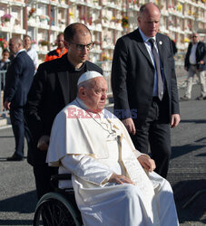 Papież Franciszek przewodniczy mszy za wszystkich wiernych zmarłych