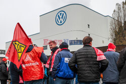 Strajk ostrzegawczy pracowników fabryk Volkswagen w Niemczech