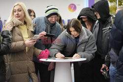 Anna Markowska rozdaje autografy przed DDTVN