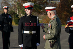 Król Karol III spotyka się z kadetami Royal Marine