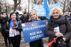 Protest pielęgniarek i położnych przed KPRM