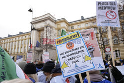 Protest pielęgniarek i położnych przed KPRM