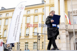 Protest pielęgniarek i położnych przed KPRM